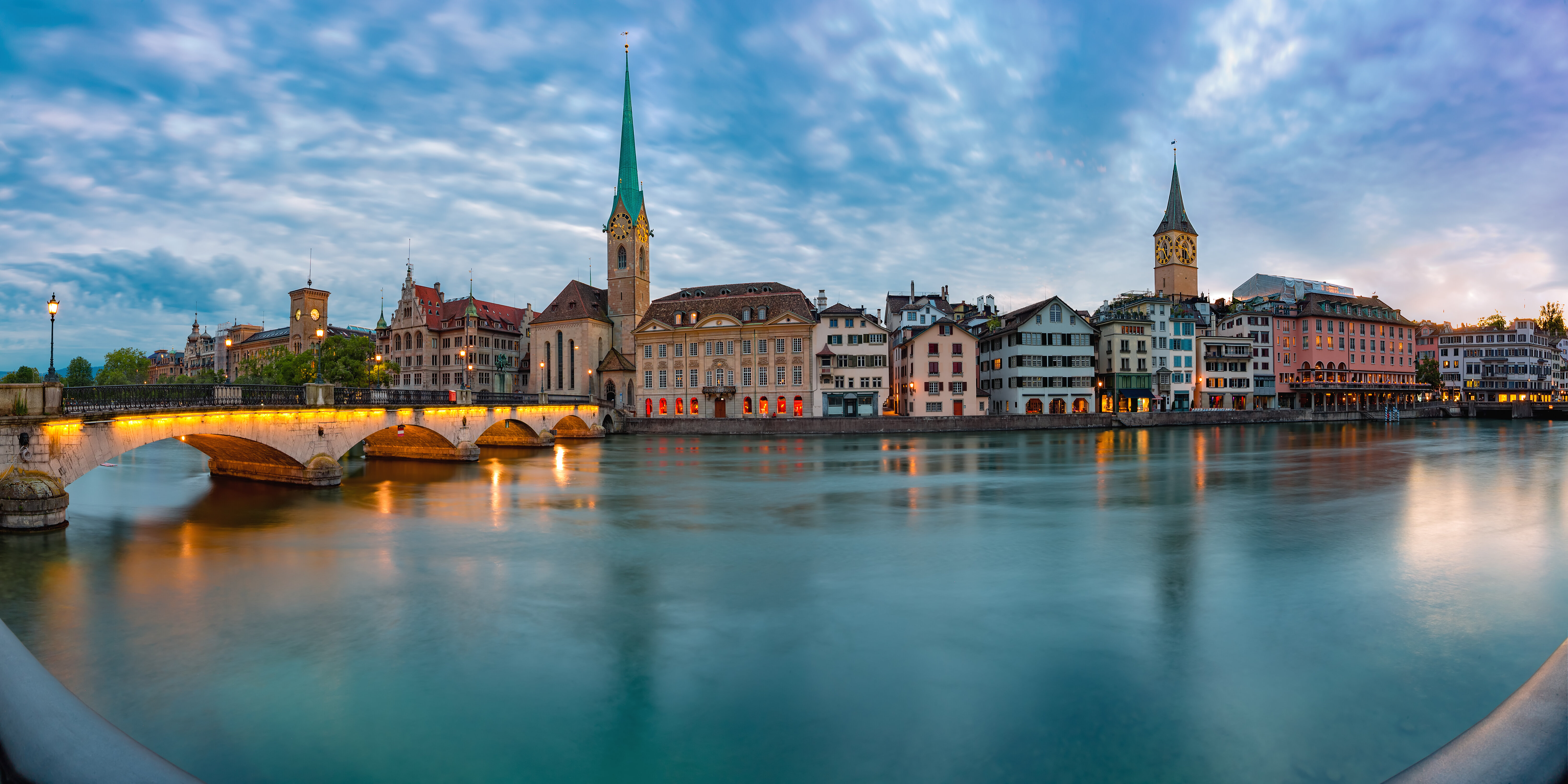 Fraumünster y Münsterbrücke al atardecer en Zúrich