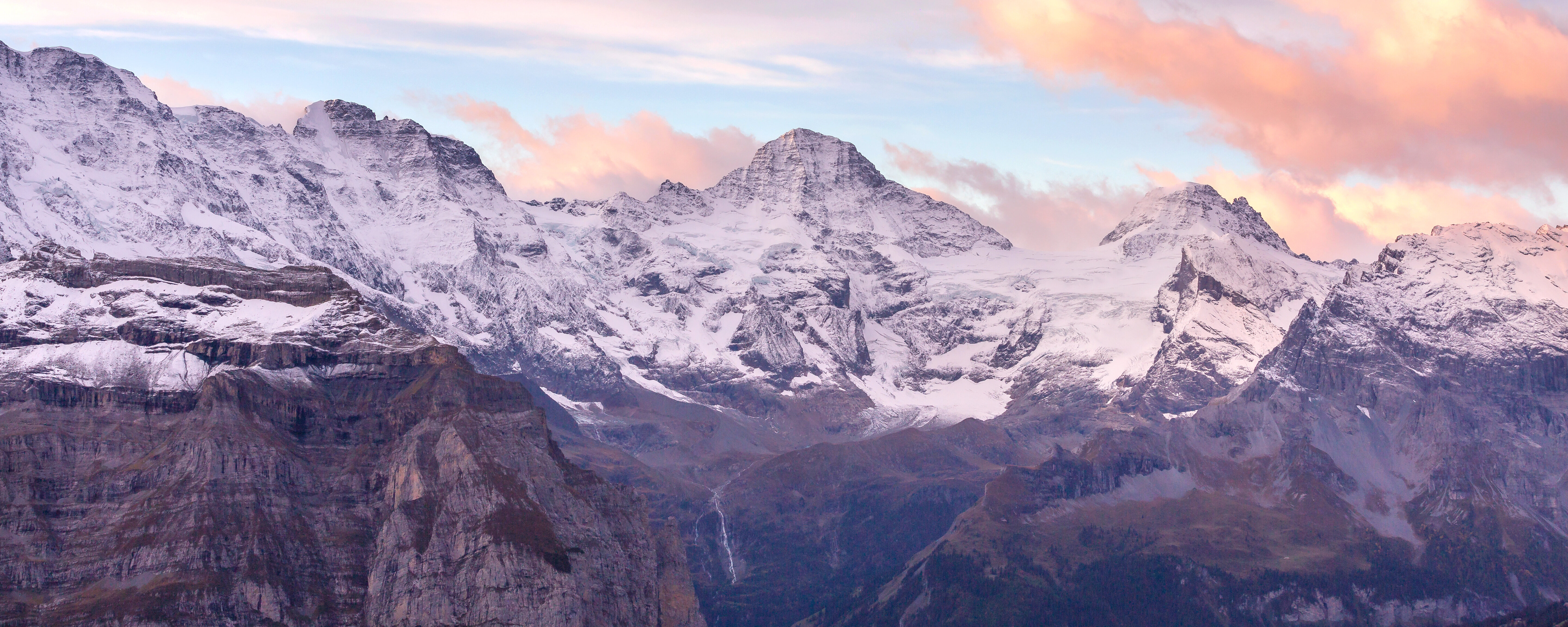 Amanecer en los Alpes Suizos